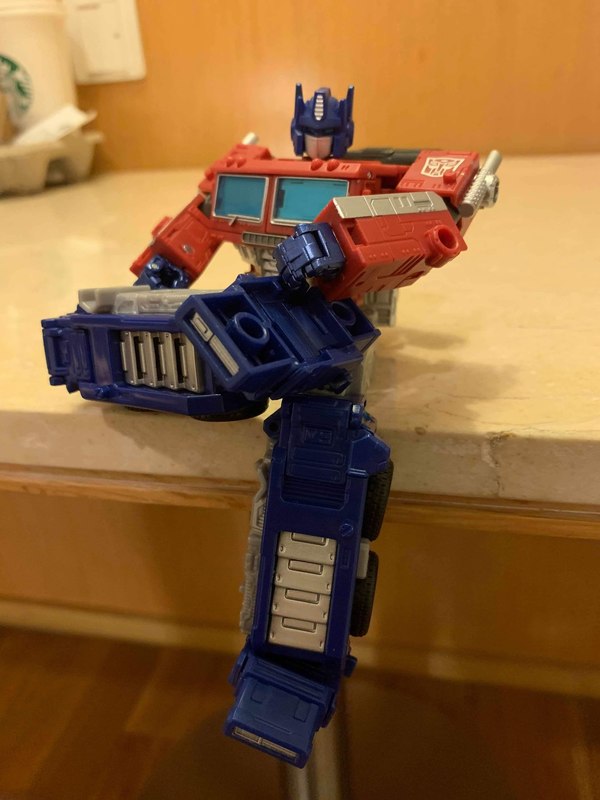Check Out Earthrise's Beautiful Package Art Plus In Hand Photos Of Optimus Prime 06 (6 of 11)